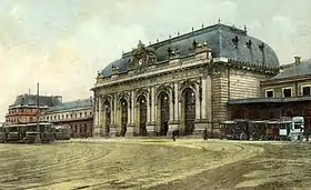 Empfangsgebäude an der Piazza della Repubblica