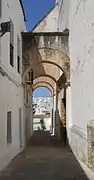 Blick durch die Schwibbögen der "Iglesia del Convento de la Conceptión" von 1552 (nun Museo Convento) auf die Neustadt.