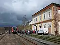 Rest des Empfangsgebäudes mit Sonderzug der Erzgebirgsbahn (2017)