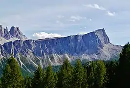 Lastoni di Formin, links im Hintergrund die Cima Ambrizzola und die Punta Adi