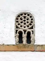 Celosia-Fenster mit kreis­förmigen Oberlicht in San Miguel de Villardeveyo, Llanera, Asturien, 9. (?) oder 10.&nbsp;Jh., mögl. unter maurischem Einfluss