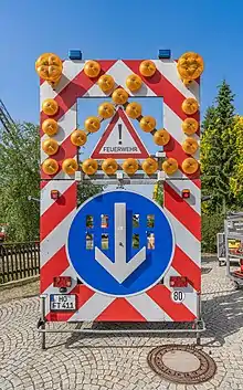 Das Foto zeigt über Frontalsicht einen Verkehrssicherungsanhänger