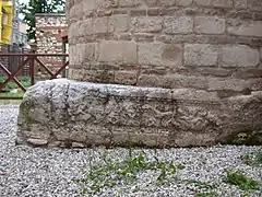 Piedestal eines römischen Altars am Nordturm