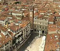 Fassade und Dach vom Torre dei Lamberti