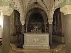 Marmoraltar der Krypta mit den vermeintlichen Säulen des Isistempels und korinthischen Kapitellen