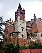 Romanischer Glockenturm und Seitenapsiden