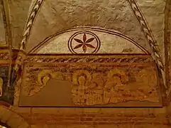 Wanddekorationen und Fresko der drei Erzengel mit Heiligen im Seitenschiff