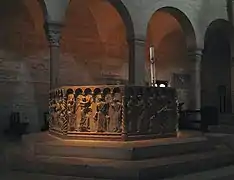 Taufbecken mit dem nördlichen Seitenschiff. Die linke Säule stammt aus dem 10.&nbsp;Jahrhundert, der rechte Pfeiler aus dem 6.&nbsp;Jahrhundert