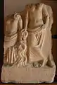 Griechisches  Steinrelief mit zwei weiblichen Figuren – möglicherweise Nymphen (3.–4. Jh. n. Chr.) – unbekannter Fundort