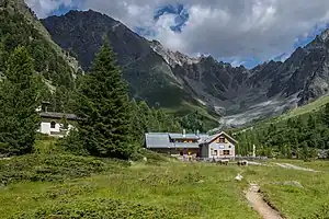 Verpeilhütte, dahinter der Westliche Sonnenkögel (3008 m) und rechts das Verpeiljoch (2825 m)