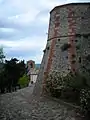 Details des großen Rundturms von Santa Trinità auf der Rocca Malatestiana