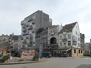 Platz mit Gebäuden verschiedener Epochen