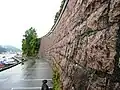 Steinmauer an der Weststraße in Arendal aus Fjære-Granit, in der Hitler-Steine eingebaut sind