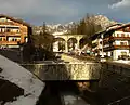 Viadukt in Cortina vor dem Bahnhof.