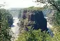 Sambesi-Schluchten unterhalb der Victoria-Fälle mit Victoria Falls Bridge im Hintergrund