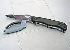 Manueller Outdoor-Messerschärfer von Victorinox, mit Wolframcarbideinsätzen