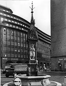 Vierländer Brunnen, Kopf 1953 von Ernst Hanssen renoviert (Neufertigung, Stein).