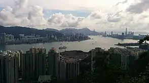 Blick vom Black Hill auf Lam Tin und Lei Yue Mun-Kanal, 2019