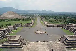 Die Sonnenpyramide und die „Straße der Toten“ in Teotihuacán