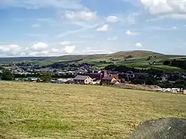 Blick über Whitworth mit Brown Wardle Hill im Hintergrund