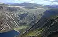 Blick vom Gipfel nach Südosten auf Loch Einich, im Hintergrund der Monadh Mòr und der Beinn Bhrotain