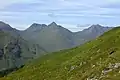 Blick auf das Massiv des Sgùrr na Sgine mit Faochaq (Mitte) und dahinter liegendem Hauptgipfel (links) sowie The Saddle (rechts) vom Sgùrr nan Spainteach auf der Nordseite des Glen Shiel