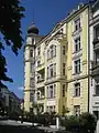 Altbau am Rand des Platzes