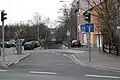 Anfang an der Mainkur in Fechenheim, mit Blick auf die Bahnunterführung und die Brücke über die A66
