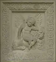 Puttenrelief mit Löwe.