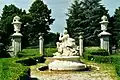 Gartentor und Brunnenskulptur