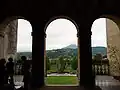 Blick durch die Dreifacharkade der Loggia.