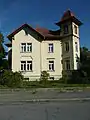 Villa in Ecklage mit Teilen der Einfriedung