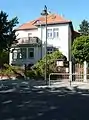 Villa in Ecklage mit Hofgebäude und Einfriedung