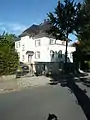 Villa mit Garage und Einfriedung