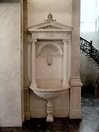 Wandbrunnen im Estibül