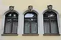 Dreiteiliges Fensterband mit Köpfen auf den Schlusssteinen der Bögen, Villa Rothermundt, Dresden