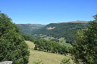 Blick von Salers (Der Col de Néronne verläuft auf dem linken Bergkamm)