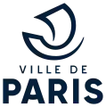 Dunkles Logo mit den Wörtern „Ville de Paris“ im unteren Bereich. Das Wort „Paris“ ist fett gedruckt und erstreckt sich über die ganze Breite. Im oberen Bereich ist eine einzige abstrakte Linienführung, die ein Segelschiff darstellen soll.