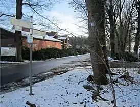 Kreuzung des Pickerwegs (von vorne nach hinten) mit dem Reuterweg in Norddöllen. Der Fernradweg Meerweg biegt hier nach rechts ab.