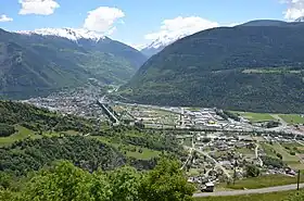 Visp in der Ebene des Rhonetals, im Hintergrund das Vispertal.