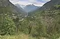 Blick talauswärts gegen Norden auf das Vispertal, gegenüber die Berner Alpen. Häusergruppe links nördlicher Teil von Stalden, Bildmitte Ackersand und rechts Staldenried.