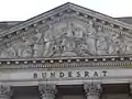 Thronende Borussia inmitten weiterer Personifaktionen im Giebel des Preußischen Herrenhauses, 1904