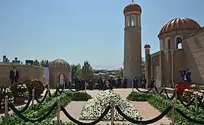 Wladimir Putin beim Besuch des Grabes von Islam Karimov 2016