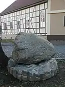 Findling und Waidstein in Ortsmitte