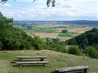 Blick von der Amöneburg auf das südöstliche Amöneburger Becken, den Vorderen (rechts die 405 und 407 m hohe Mardorfer Kuppe) und den „eigentlichen“ Vogelsberg (links im Hintergrund)