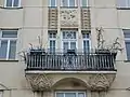 Balkon mit Relief auf Nr. 10–11