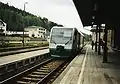 Mittel- und Hausbahnsteig im Mai 2003, Blick in Richtung Süden.