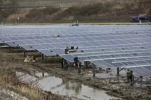 Montage der letzten Photovoltaikmodule im Solarpark Vogtsburg