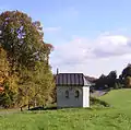Die Wegkapelle südwestlich des Ortes