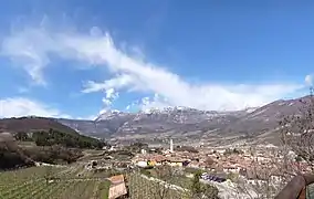 Volano mit dem Monte Stivo im Hintergrund